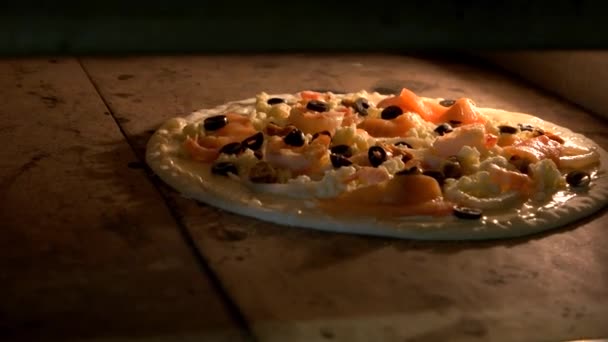 Meeresfrüchte-Pizza im Ofen. — Stockvideo