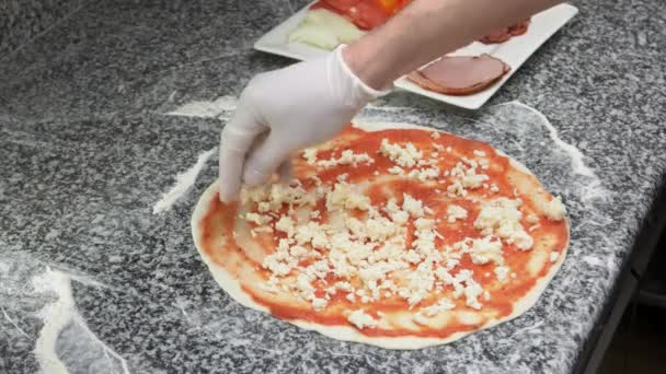 Koch fügt Pizza-Zutat hinzu. — Stockvideo