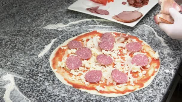 Mains faisant de la pizza à la viande . — Video