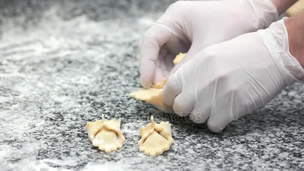 Handen van chef-kok ravioli maken. — Stockvideo