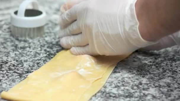 Chef-kok close-up ravioli maken. — Stockvideo