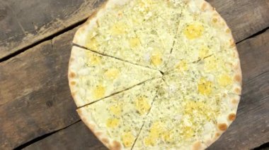 dört peynirli pizza.
