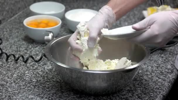 Chef añade rápidamente queso y yema en un tazón . — Vídeos de Stock