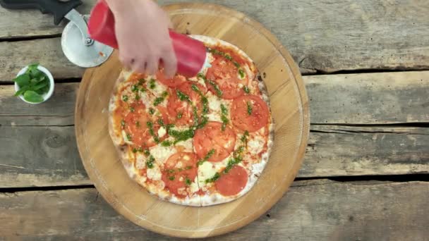 Caprese pizza sur planche de bois . — Video