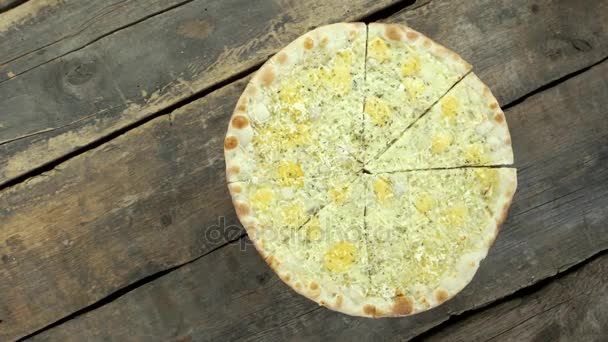 Négy sajtos pizza felülnézet. — Stock videók