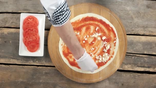 Chef preparando pizza, mesa de madera . — Vídeos de Stock