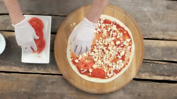 Chef-kok caprese pizza maken. — Stockvideo