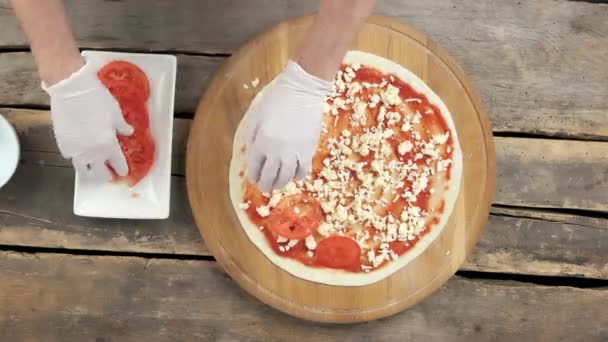 Şef Caprese pizza yapma. — Stok video