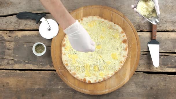 Chef making cheese pizza. — Stock Video