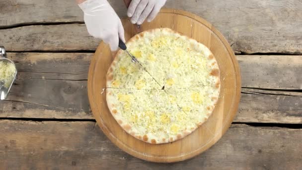 Hand des Chefs schneidet Pizza. — Stockvideo
