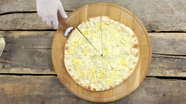Dört peynirli pizza dilimlenmiş. — Stok video