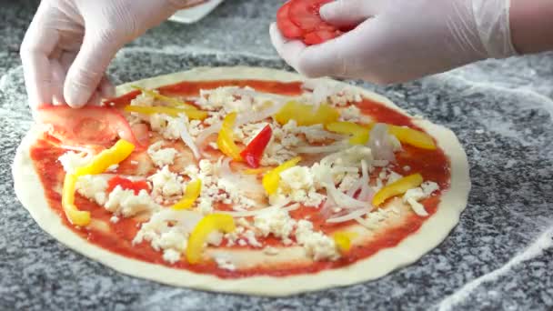 Preparación de pizza de cerca . — Vídeo de stock