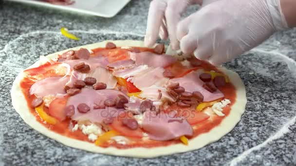 Chef fazendo pizza, carne . — Vídeo de Stock