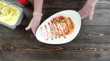 Elinde Şef, elmalı tart.