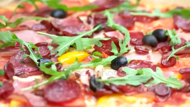 Vier vlees pizza close-up. — Stockvideo