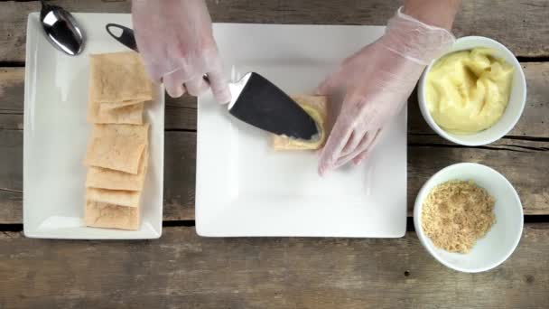 Pastelero haciendo pastel de napoleon . — Vídeos de Stock