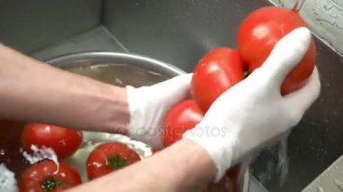 Kase domates yıkama eller.