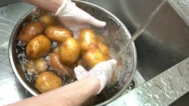 Patates lavaboda yıkama eller.