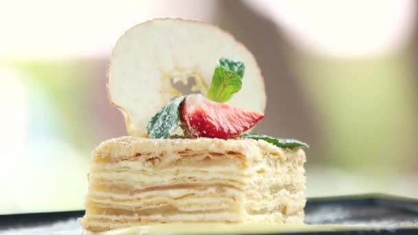 ナポレオン ケーキをクローズ アップ. — ストック動画