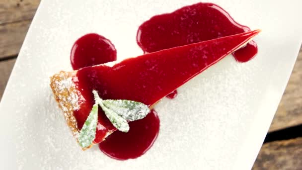 Чизкейк с соусом ягоды. — стоковое видео