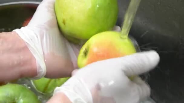 りんごを洗う手をクローズ アップ. — ストック動画