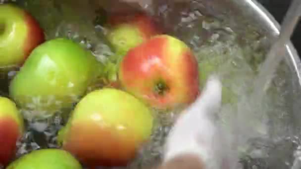 Handen wassen appels. — Stockvideo