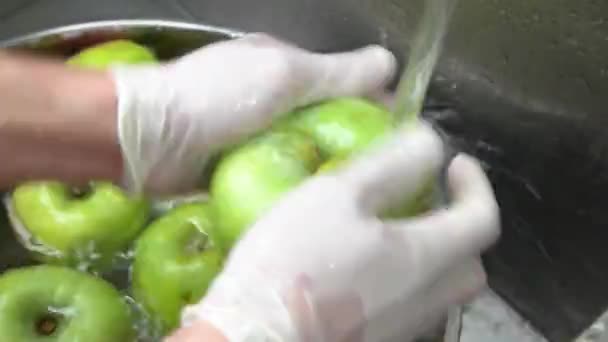 Handen wassen van groene appels. — Stockvideo