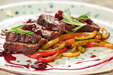 ızgara biftek ve sebze.