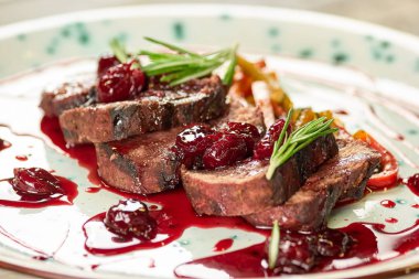 Kuzu ve garnitür, closeup ile restoran yemek.