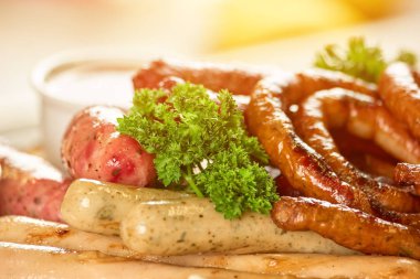 Farklı şekiller ve renkler ile sosis.