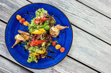 Bıldırcın, yumurta ve fındık soslu sıcak salata.