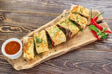 Sos ve biber kıyılmış Meksika burito eşliğinde.