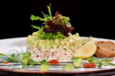 Tost ve limon ile lezzetli salata yakın çekim.