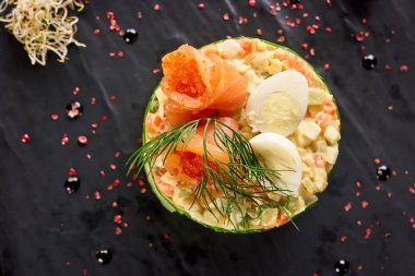 Üst görüntülemek olivier salatası yumurta, somon ve havyar.