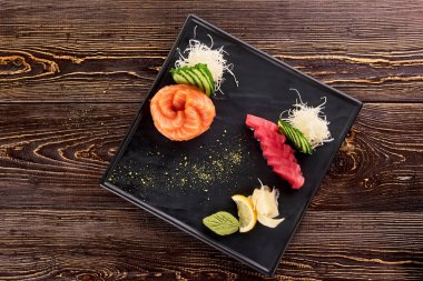 Dikdörtgen plaka üzerinde sulu balık fileto dilimleri Üstten Görünüm.