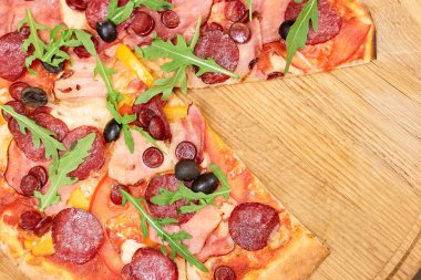 Bir eksik parça ile pizza yakın.