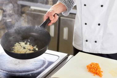 Kıyılmış beyaz soğan kızartma Şef.