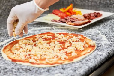 Ketçap ile hamur olarak peynir serpme.