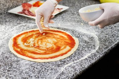 Tutam peynirli pizza kabuk.