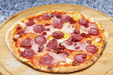 İnce hamur Cenova salamlı Pizza.