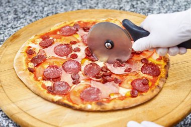 Tekerlek kesici kullanarak pizza kesici.