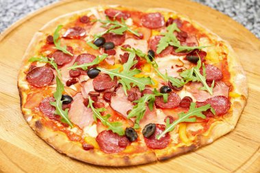 Biberli pizza taze malzemelerle, üstten görünüm.