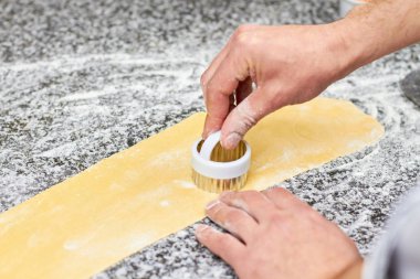 Kesme hamur metal formu kullanarak Şef.