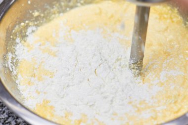 Karışık sarı hamur üzerinde beyaz hamur.