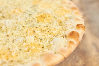 Peynir pizza kabuk yakın çekim.