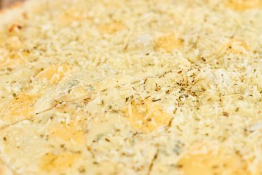 Peynirli pizza doldurma yakın çekim.