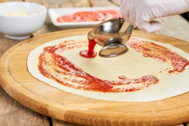 Sos tekne dökülen domates sosu.