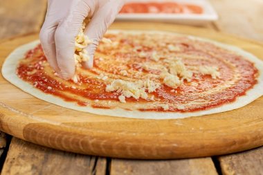 El peynirli pizza hamur olarak yağmurlama.