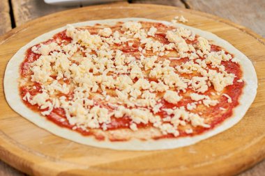 Portre ile rendelenmiş peynir pizza kabuk üzerinde ketçap bulaşmış.
