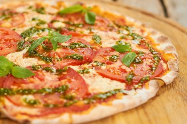 Fesleğen ile domates Pizza yakın çekim.